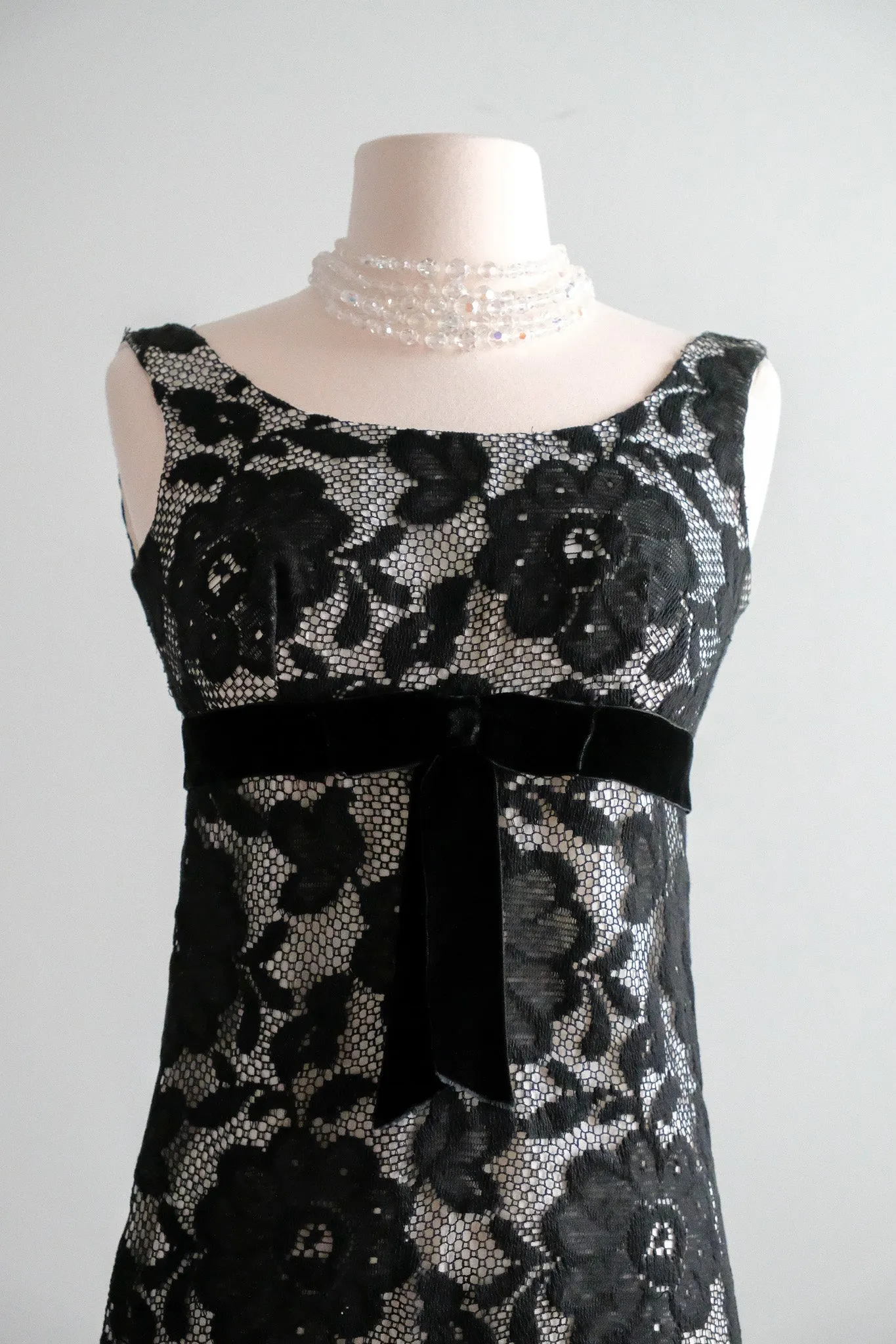 Cutest 1960's White & Black Rose Lace Mod Mini Dress / Sz XS